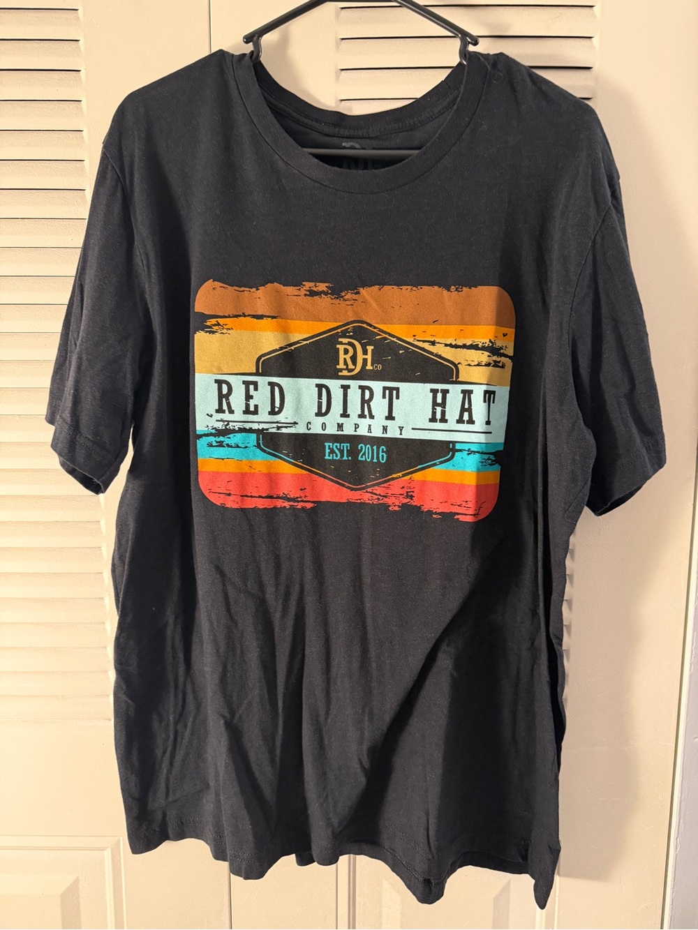 Red Dirt Hat Co. Men's Black Short Sleeve Graphic Tee